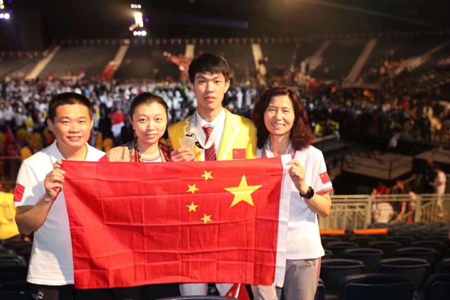 乐鱼体育app官方网站-阿拉伯联合酋长国选手击败对手获得游泳女子比赛冠军的简单介绍